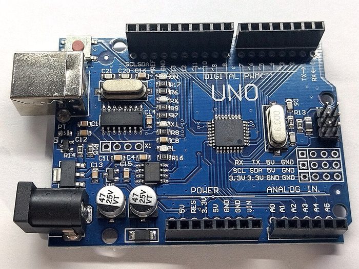 Papan Arduino Uno dilihat dari atas, menampilkan chip ATmega328P, port USB tipe B, dan pin header digital serta analog di kedua sisi papan.